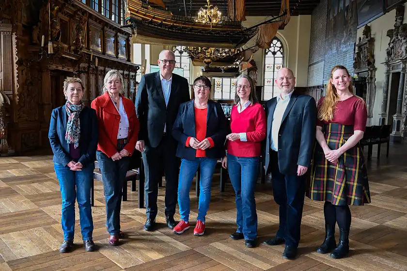 Tauschten sich über Fragen der Kindertagespflege aus (v.l.): Judith Pöckler von Lingen (Geschäftsführerin Pflegekinder in Bremen, PiB), Inge Losch Engler (Vorsitzende des Bundesverbandes Kindertagespflege); Bürgermeister Andreas Bovenschulte, Anke Hennig (Osnabrücker Bundestagesabgeordnete), Bildungssenatorin Sascha Aulepp, Heiko Krause (Bundesgeschäftsführer des Bundesverbandes für Kindertagespflege), Ann-Katharina Sponbiel (Abteilungsleitung Kindertagespflege bei PiB). Foto: Senatspressestelle