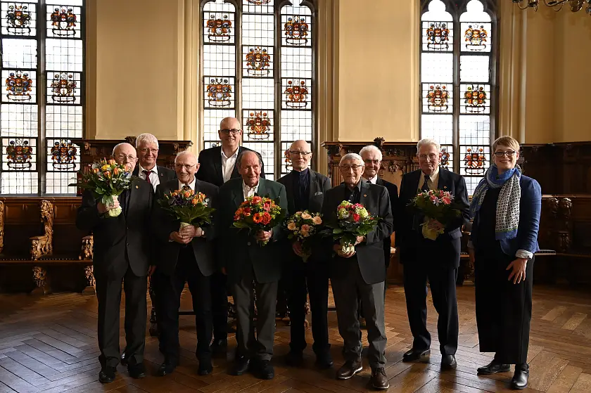 Bürgermeister Bovenschulte mit langjährigen Mitglieder der IG-Metall. Foto: Senatspressestelle