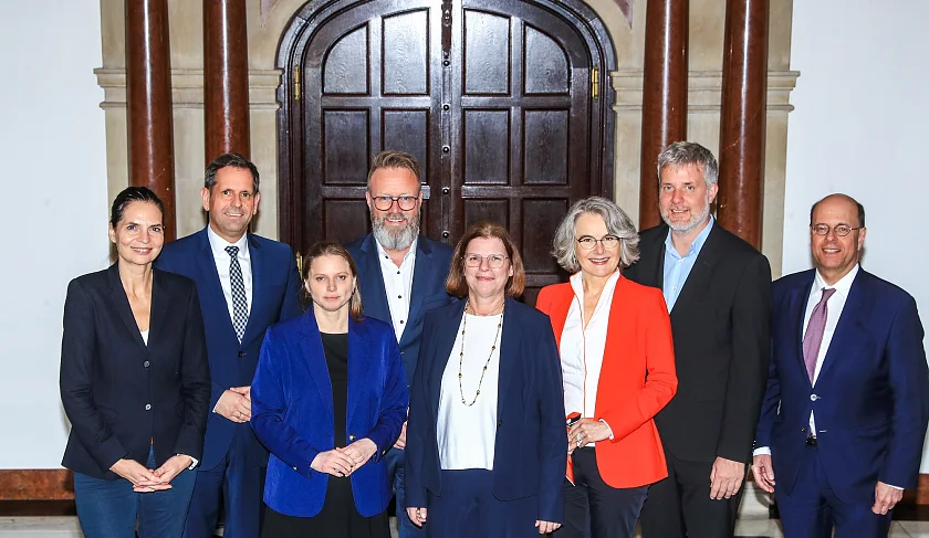 (v. l.): Ines Jessen (Mecklenburg-Vorpommerns Staatssekretärin im Ministerium für Wirtschaft, Infrastruktur, Tourismus und Arbeit), Olaf Lies (Niedersachsens Wirtschaftsminister), Melanie Leonhard (Hamburgs Wirtschaftssenatorin), Claus Ruhe Madsen (Schleswig-Holsteins Wirtschafts- und Verkehrsminister), Kristina Vogt, Susanne Henckel (Staatssekretärin im Bundesministerium für Digitales und Verkehr), Dietmar Janecek (Koordinator der Bundesregierung für die maritime Wirtschaft und Tourismus), Sebastian Jürgen (Vize-Präsident des Zentralverbandes der deutschen Seehafenbetriebe). Foto: Frank Thomas Koch