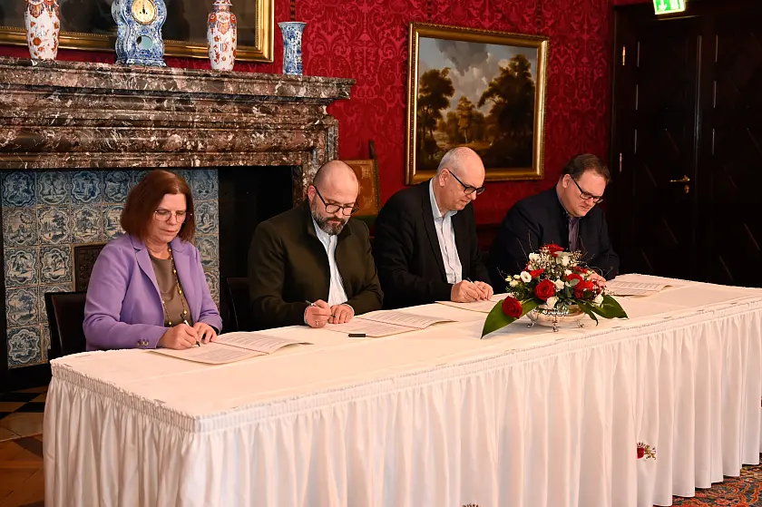 Unterzeichnen die Bremer Erklärung zu fairen Arbeitsbedingungen: (von links) Senatorin Kristina Vogt, Lars Hartwig, Vorsitzender des Gesamtpersonalrats, Bürgermeister Andreas Bovenschulte und Senator Fecker. Foto: Senatspressestelle