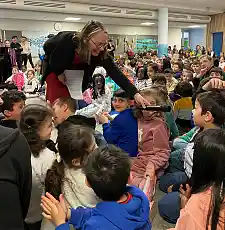 Lesen ist schön, berichteten Schülerinnen und Schüler der Senatorin für Kinder und Bildung, Sascha Karolin Aulepp beim offiziellen Start des Förderkonzepts Leseband an der Grundschule am Wasser. Foto: Bildungsressort