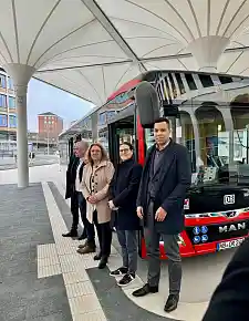 Eröffneten gemeinsam feierlich den neuen Bremer Fernbusterminal: (v.r.n.l.) Rick Graue (Leiter des Amts für Straßen und Verkehr), Katja Krause (Geschäftsführerin BREPARK), Mobilitätssenatorin Özlem Ünsal sowie die Architekten Thomas Knerer und Paul Schmelzer. Foto: Bauressort  