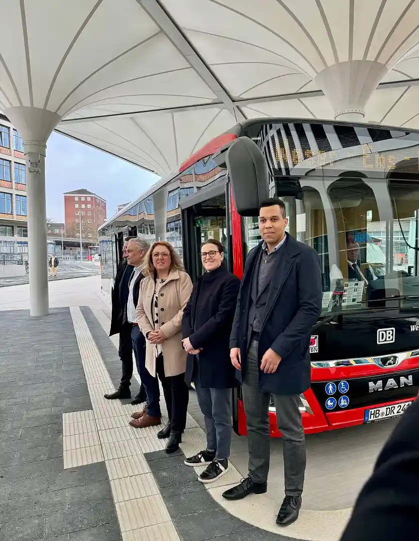 Eröffneten gemeinsam feierlich den neuen Bremer Fernbusterminal: (v.r.n.l.) Rick Graue (Leiter des Amts für Straßen und Verkehr), Katja Krause (Geschäftsführerin BREPARK), Mobilitätssenatorin Özlem Ünsal sowie die Architekten Thomas Knerer und Paul Schmelzer. Foto: Bauressort  