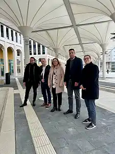 Die Akteure während der feierlichen Eröffnung des neuen Bremer Fernbusterminals: (v.r.n.l.) Katja Krause (Geschäftsführerin BREPARK), Rick Graue (Leiter des Amts für Straßen und Verkehr), Mobilitätssenatorin Özlem Ünsal und die Architekten Thomas Knerer sowie Paul Schmelzer. Foto: Bauressort