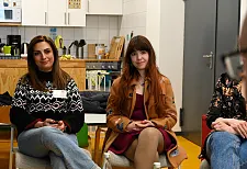 Katherine Carrasco (Mitte) war eine der ersten Teilnehmerinnen der Kindertagespflegeoffensive und konnte so während ihrer Qualifizierung zur Pflegeperson ihre Sprachkenntnisse vervollständigen. Foto: Senatspressestelle