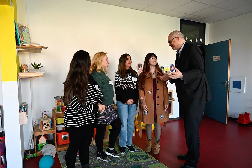 Bürgermeister Andreas Bovenschulte im Gespräch mit den Beschäftigten der Großtagespflegeeinrichtung. Personen (v.l.): Nicole Heidbrink, Astrid Hofhuis, Elahe Seraje, Katherine Carrasco (alle Kindertagespflegeperson) und Bürgermeister Andreas Bovenschulte. Foto: Senatspressestelle