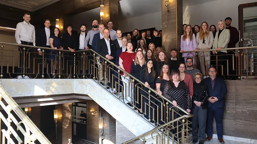 Finanzsenator Björn Fecker gratuliert den 38 Absolventinnen und Absolventen des Dualen Studiengangs Public Administration zum erfolgreichen Abschluss ihres dreijährigen Studiums gratuliert und ihnen ihre Ernennungsurkunden überreicht. Foto: Finanzressort