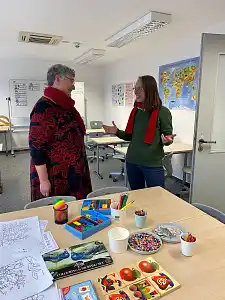 Christiane Lenhard, Koordinatorin des neuen Lernorts für Grundschulkinder aus der Erstaufnahmeeinrichtung Birkenfelsstraße, im Gespräch mit der Senatorin für Kinder und Bildung, Sascha Karolin Aulepp. Foto: Bildungsressort