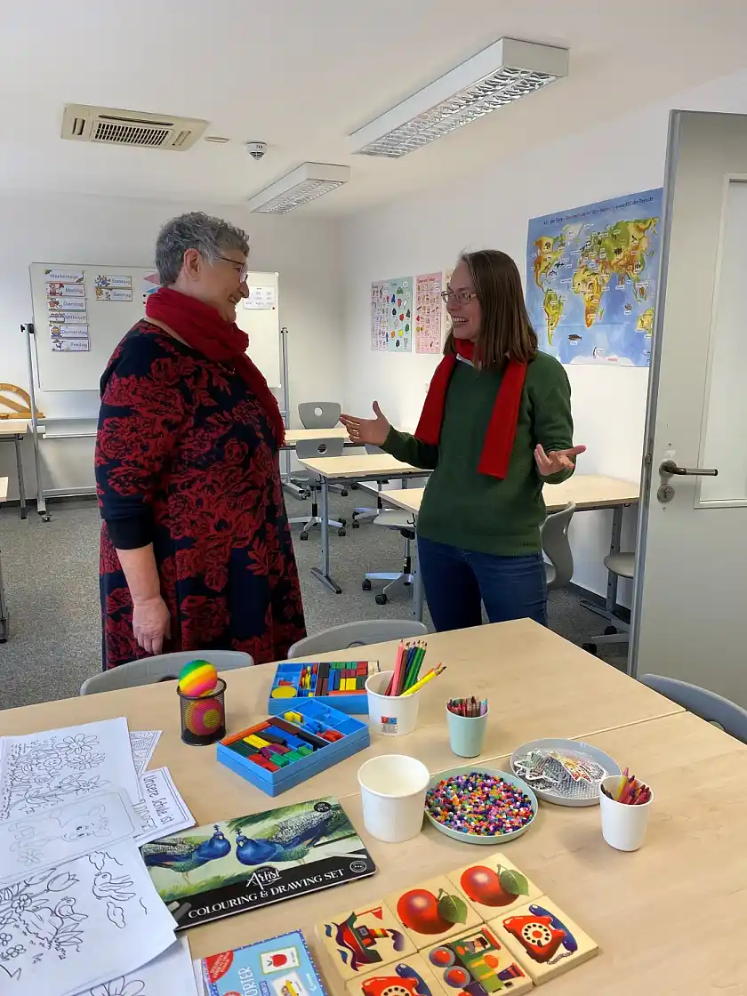 Christiane Lenhard, Koordinatorin des neuen Lernorts für Grundschulkinder aus der Erstaufnahmeeinrichtung Birkenfelsstraße, im Gespräch mit der Senatorin für Kinder und Bildung, Sascha Karolin Aulepp. Foto: Bildungsressort