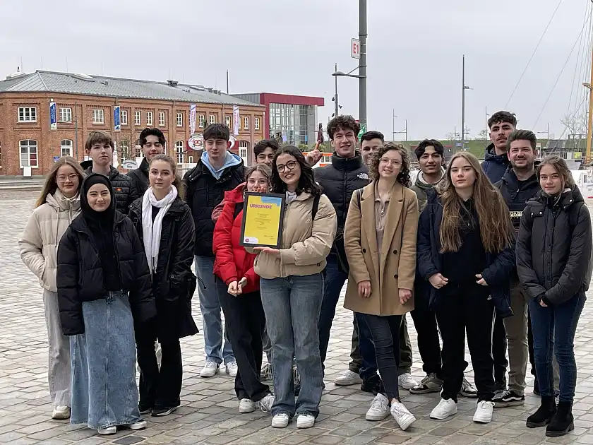 So sehen Siegerinnen und Sieger aus: Die 8b der Humboldtschule Bremerhaven hat beim Schülerwettbewerb zur politischen Bildung der Bundeszentrale für politische Bildung auf Bundesebene den dritten Platz gemacht. Ausgezeichnet wurden die Schülerinnen und Schüler für ihre Arbeit zum Thema Was essen wir morgen?. Foto: bpb