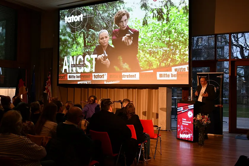 Dr. Olaf Joachim, Bremens Bevöllmächtigter beim Bund und für Europa, begrüßt die Gäste der Radio Bremen Tatort Preview Angst im Dunkeln in der Bremer Landesvertretung. Foto: Landesvertretung Bremen