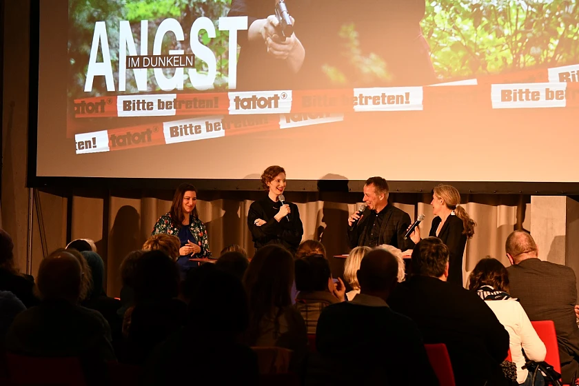 Stellten sich den Fragen des Publikums: (von li.) Katharina Wagner (Produzentin Bremedia), Luise Wolfram (spielt Kommissarin Linda Selb), Jan Weyrauch (Programmdirektor Radio Bremen) und Leah Striker (Produzentin). Foto: Landesvertretung Bremen