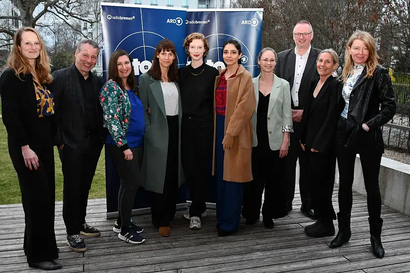 Radio Bremen Tatort Preview Angst im Dunkeln:  (von li.) Katharina Wagner (Produzentin Bremedia), Jan Weyrauch (Programmdirektor Radio Bremen), Lina Kokaly (Redakteurin Radio Bremen), Sophie Lutz (Schauspielerin), Luise Wolfram (spielt Kommissarin Linda Selb), Pegah Ferydoni (Schauspielerin), Inez Bjørg David (Schauspielerin), Staatsrat Dr. Olaf Joachim, Leah Striker (Produzentin) und Kirsten Peters (Autorin). Foto: Landesvertretung Bremen