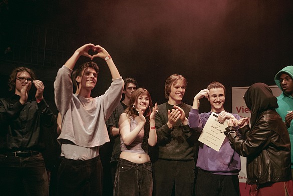 Große Freude bei The Cave: Die junge Band ging als Siegerin von der Bühne. Foto: Schulrockfestival Bremen