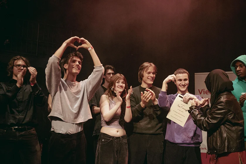 Große Freude bei The Cave: Die junge Band ging als Siegerin von der Bühne. Foto: Schulrockfestival Bremen