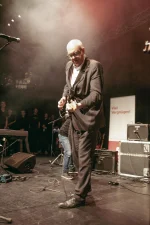 Bürgermeister Andreas Bovenschulte eröffnete das Schulrockfestival und griff gleich selbst zur Gitarre. Foto: Schulrockfestival Bremen 