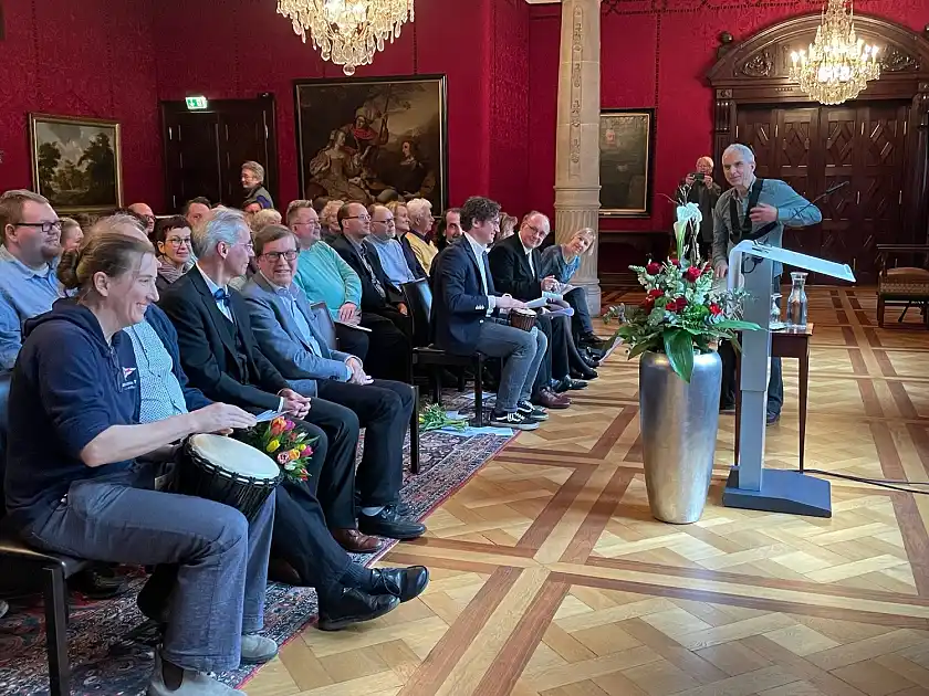 Preisträger in Aktion: Die Vertreterinnen und Vertreter der Blauen Karawane (1. Reihe linke Seite) und des Café Sophie (1. Reihe rechte Seite) musizierten zusammen mit Profi Thomas Schacht. Foto: Sozialressort