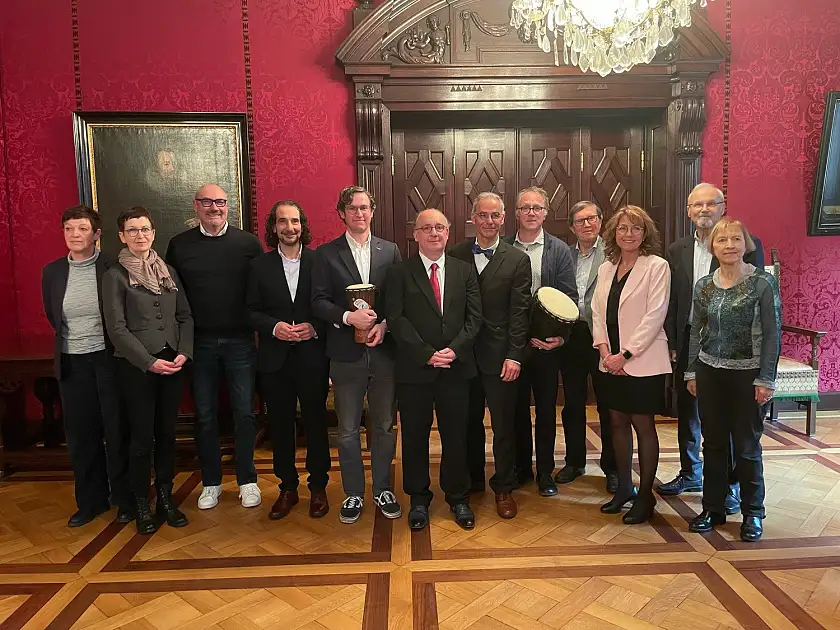 Die Vertreterinnen der Blauen Karawane und des Café Sophie mit Laudatoren im Kaminsaal des Rathauses. Foto: Sozialressort