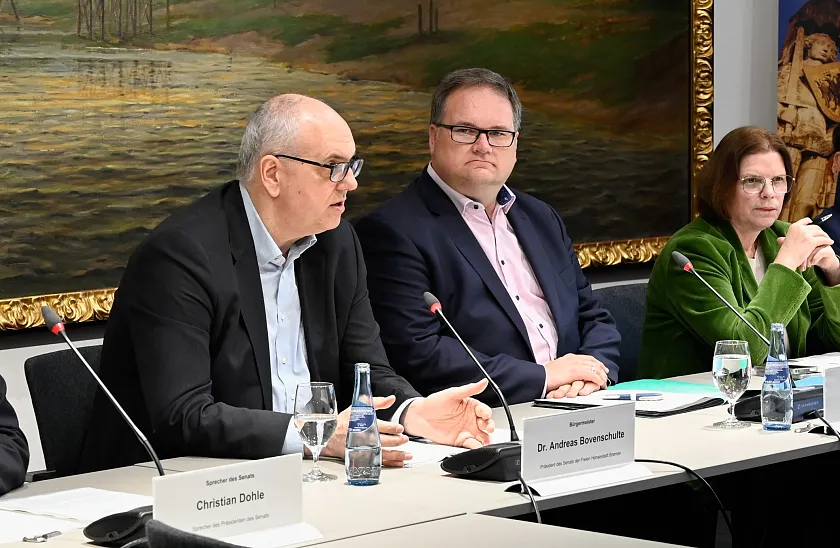 Bürgermeister Andreas Bovenschulte, Finanzsenator Björn Fecker und die Senatorin für Wirtschaft, Häfen und Transformation, Kristina Vogt, (von links) bei der Vorstellung des Haushaltsentwurfes. Foto: Senatspressestelle