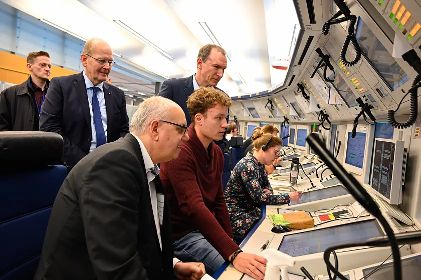 Fluglotse Fabian Rühlicke erklärt Bürgermeister Andreas Bovenschulte die Arbeit im Kontrollraum der Deutschen Flugsicherung in Bremen. Dahinter Geschäftsführer Arndt Schoenemann (links) und Niederlassungsleiter Andre Biestmann (rechts). Foto: Senatspressestelle