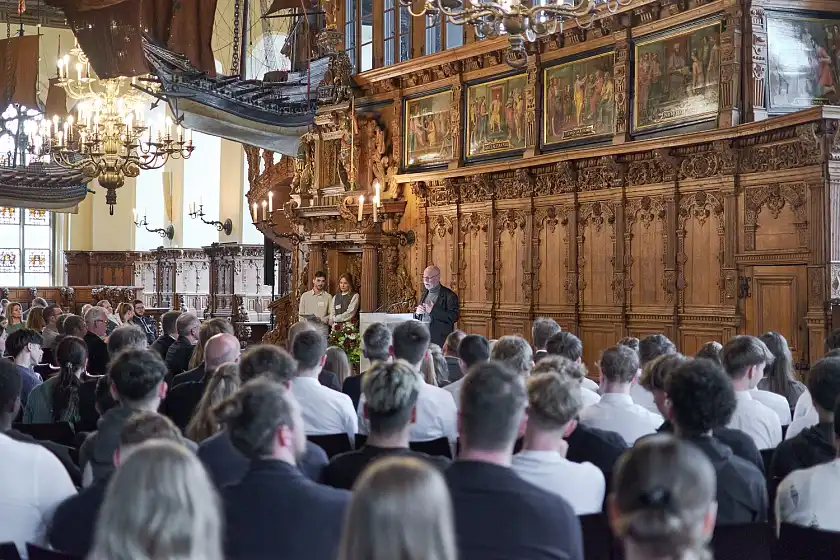 Sportsenator Ulrich Mäurer zeichnet in der Oberen Rathaushalle junge Sportlerinnen und Sportler aus. Foto: Patrick Zwißler