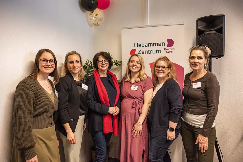 Senatorin Claudia Bernhard und das Team des Hebammenzentrums Bremen-Nord in der Reeder-Bischoff-Straße. V.l.n.r.: Julia Reinke, Natalie Luke, Claudia Bernhard, Jolina Heinzel, Nele Stern, Ute Behrens. Foto: Katrin Rössler
