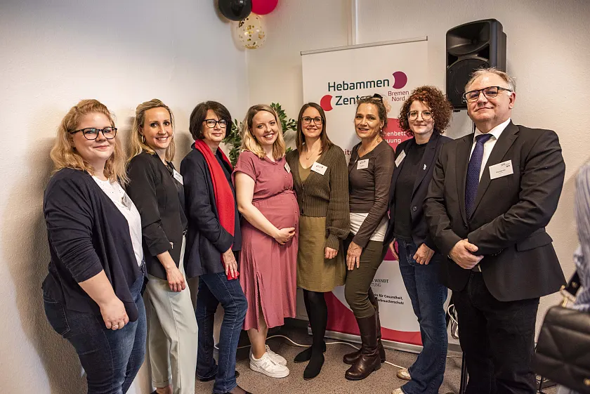 : Claudia Bernhard, Senatorin für Gesundheit, Frauen und Verbraucherschutz, eröffnete heute das Hebammenzentrum Bremen-Nord in Vegesack. V.l.n.r.: Nele Stern (HZ Nord), Natalie Luke (Koordinatorin HZ Nord), Senatorin Claudia Bernhard, Jolina Heinzel (HZ Nord), Julia Reinke (HZ Nord), Ute Behrens (HZ Nord), Saskia Beck-van Düllen (Pädagogische Leitung Hans-Wendt-Stiftung), Jörg Angerstein (Vorstand Hans-Wendt-Stiftung). Foto: Katrin Rössler