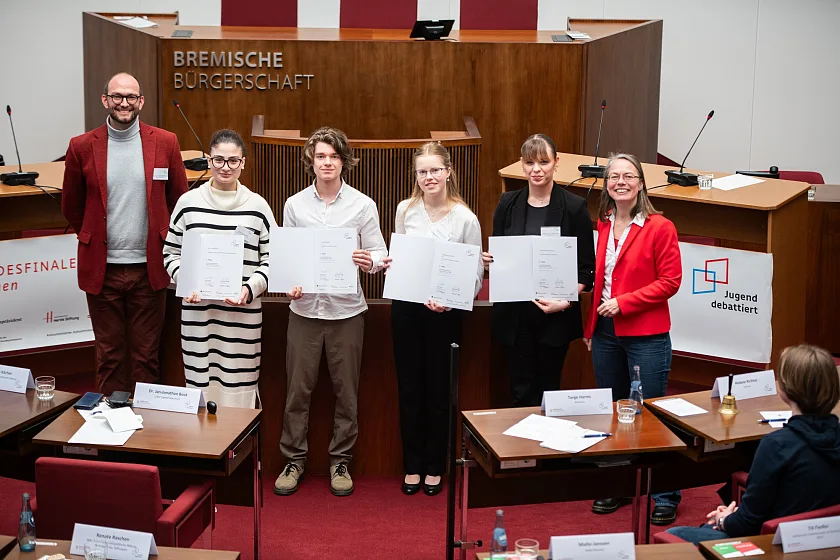 Bildungssenatorin Sascha Karolin Aulepp (rechts) mit den Gewinnerinnen und Gewinnern der Altersgruppe II (von links): Dr. Jan-Jonathan Bock, Gemeinnützige Hertie-Stiftung, Projektleiter Jugend debattiert, Alina Reusbich, Levin Meyer, Katharina Ahrens und Katharina Scharova. Foto: Ingo Charton