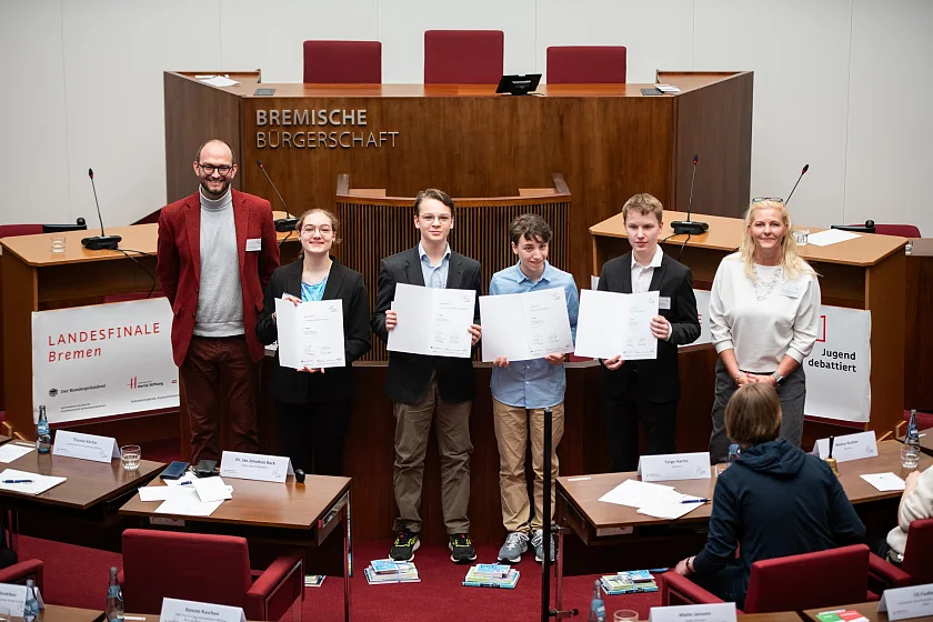 Die Vizepräsidentin der Bremischen Bürgerschaft, Christine Schnittker (rechts) mit den Gewinnerinnen und Gewinnern der Altersgruppe I (von links): Dr. Jan-Jonathan Bock, Gemeinnützige Hertie-Stiftung, Projektleiter Jugend debattiert, Nina Wiegand, Antonius Ziesch, Jorin Krause und Felix Brothun. Foto: Ingo Charton