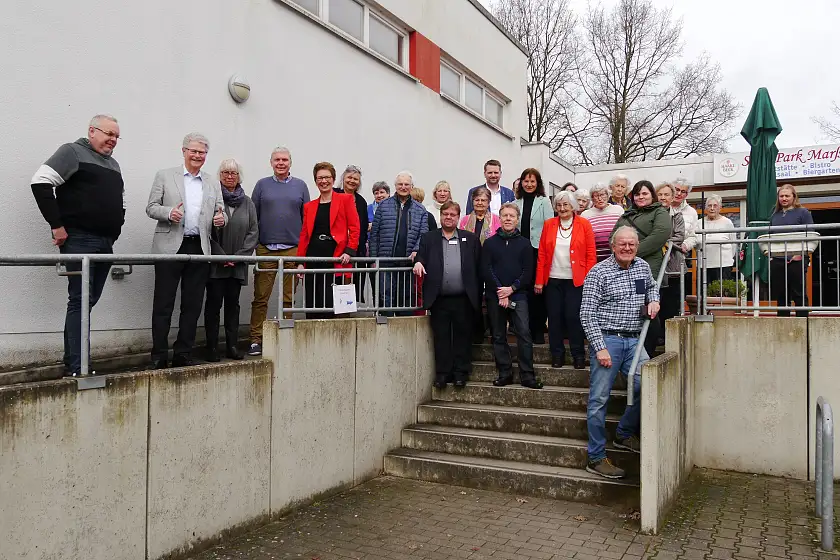 Senatorin Dr. Schilling (5. Von links) besucht das Modellprojekt Digital im Alter im Marßeler Feld. Foto: Sozialressort