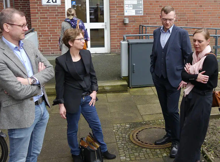 Im Gespräch über die Aufnahme und Integration geflüchtete Jungendlicher (von links): Bremerhavens Sozialdezernent Martin Günthner, Senatorin Dr. Claudia Schilling, der Leiter der Inobhutnahmeeinrichung, David Paast, und die Geschäftsführerin des DRK in Bremerhaven, Maria Ülsmann . Foto: Sozialressort