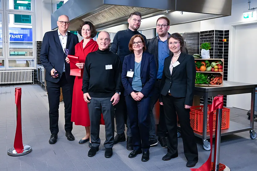 Eröffnung des neuen Forum Küche in der Bremer vhs: Bürgermeister Andreas Bovenschulte, Senatorin Kathrin Moosdorf, vhs-Direktor Ralf Perplies und das Team des Forum Küche, Florian Minzlaff, Susanne Nolte, Steffen Rosemeier und Tessa Bornemann. Foto: Senatspressestelle