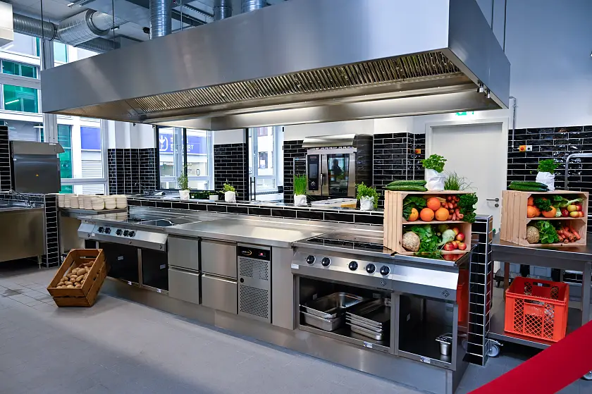 Die Lehrküche des neuen Forum Küche in der vhs Bremen. Foto: Senatspressestelle