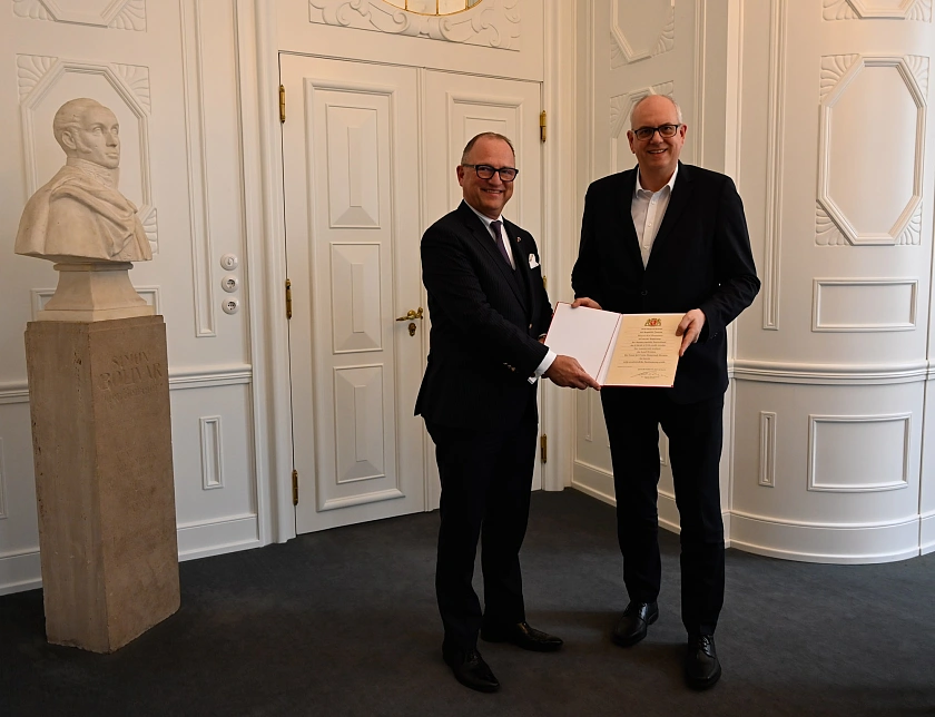 Bürgermeister Andreas Bovenschulte überreicht Kai Hessemer die Ernennungsurkunde als Honorarkonsul der Republik Panama. Foto: Senatspressestelle