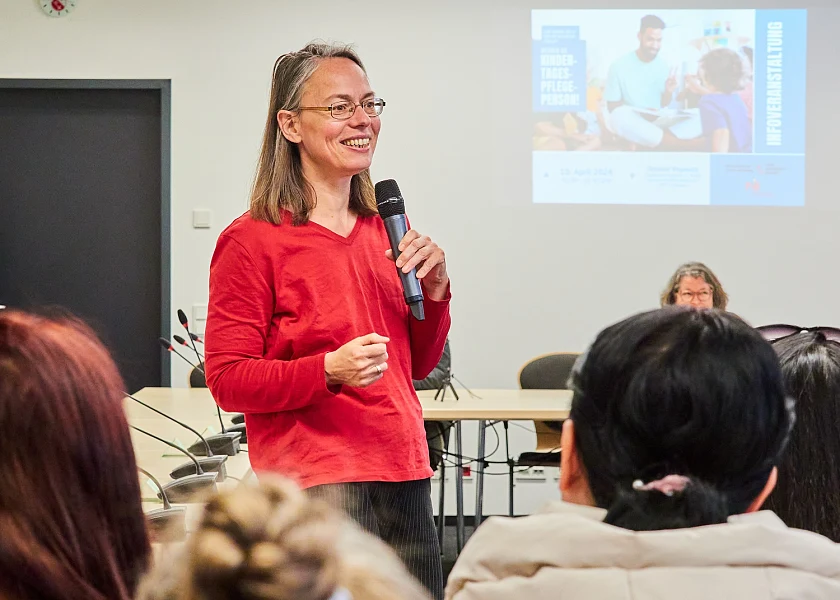 Kindersenatorin Sascha Aulepp bei der Informationsveranstaltung zur Kindertagespflegeoffensive im Stadthaus Vegesack. Sie freute sich über das rege Interesse.  Foto: Michael Schnelle , Fotoarchiv SKB-Bremen 