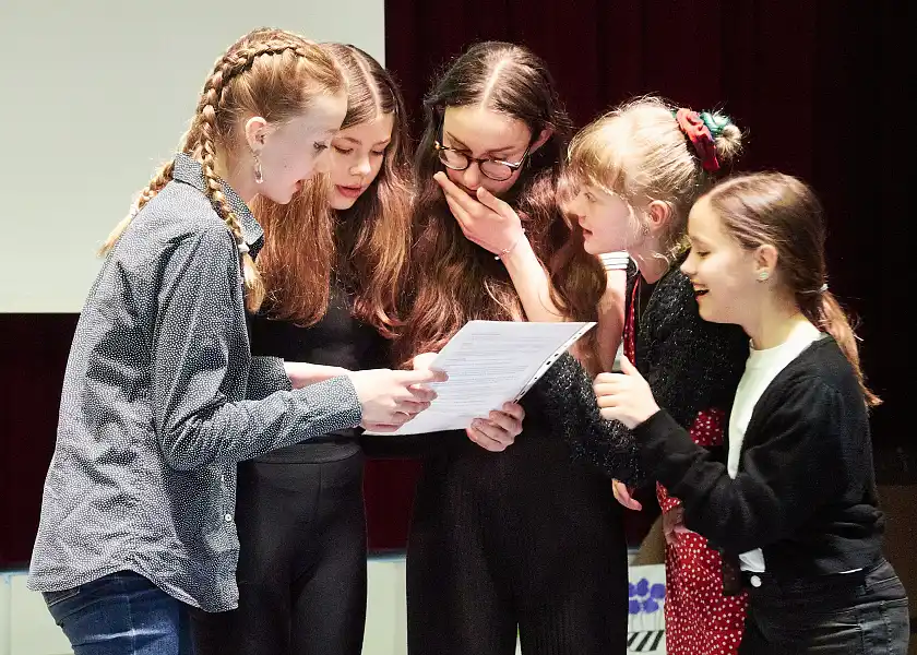 Große Freude bei Les pipelettes aus dem 7. Jahrgang des Kippenberg-Gymnasiums. Die zweiten Landespreisträgerinnen begeisterten mit ihrem französischsprachigen Theaterstück zur KI im Restaurant. Foto: Michael Schnelle, SKB-Fotoarchiv
