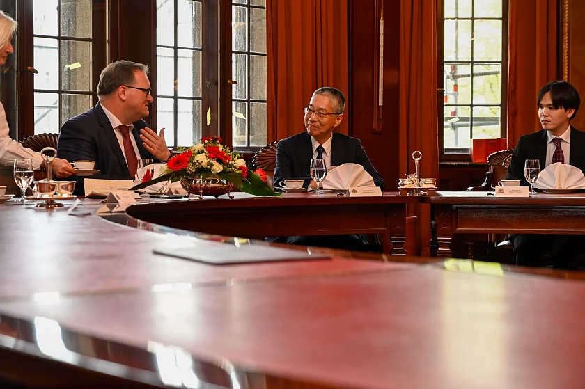 Bürgermeister Fecker mit Japans Generalkonsul Shinsuke Toda und seinem Vizekonsul Masaya Okamoto während des Antrittsbesuches im Rathaus (v.l.n.r.). Foto: Senatspressestelle 