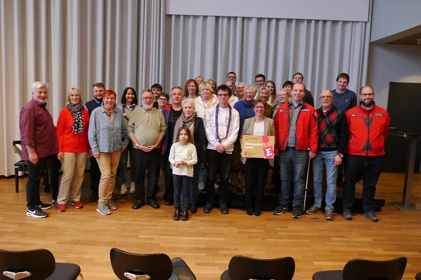 Sozialsenatorin Dr. Claudia Schilling würdigt im Auswandererhaus das freiwillige Engagement in Bremerhaven und Bremen und überreicht 40 Ehrenamtskarten stellvertretend für 186 Antragstellerinnen und Antragsteller. Foto: Sozialressort