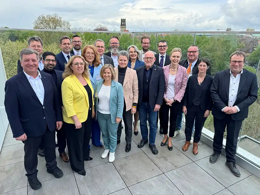 Mobilitätssenatorin Özlem Ünsal (1. Reihe, 2. von links) zusammen mit den Teilnehmerinnen und Teilnehmern der Verkehrsministerkonferenz in Münster. Foto: Verkehrsministerkonferenz