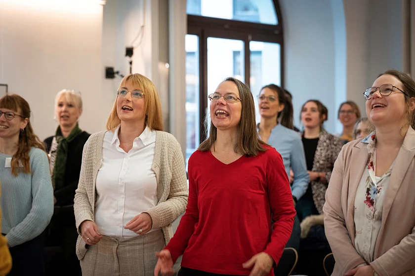 Kinder- und Bildungssenatorin Sascha Karolin Aulepp (2. von rechts) mit der stellvertretenden Direktorin der Stadtbibliothek, Anika Schmidt (3. von rechts), beim Rudelzungenbrechen. Foto: Stadtbibliothek Bremen, Christopher Klerings 
