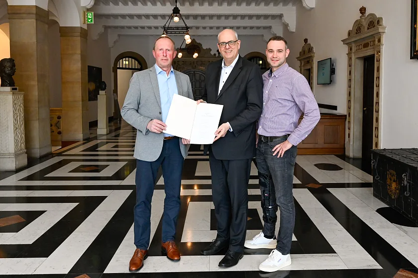 Der Seehausener Ortsamtsleiter Ralf Hagens (links) mit Bürgermeister Andreas Bovenschulte und Beiratssprecher Malte Lenz. Foto: Senatspressestelle