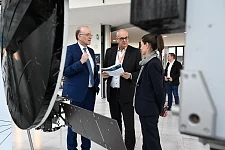 Zuvor wurde Bürgermeister Bovenschulte von Marco Fuchs, Vorstandsvorsitzender OHB, sowie Sabine von der Recke, Vorstand OHB System AG, begrüßt. Foto: Senatspressestelle