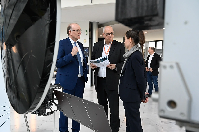 Zuvor wurde Bürgermeister Bovenschulte von Marco Fuchs, Vorstandsvorsitzender OHB, sowie Sabine von der Recke, Vorstand OHB System AG, begrüßt. Foto: Senatspressestelle