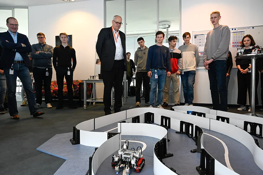 Bei dem Rundgang durch das Ausbildungszentrum präsentierten die Studierenden von OHB ihre entwickelten Lego-Roboter. Links im Bild Ausbildungsleiter Christian Fischer, in der Mitte Bürgermeister Andreas Bovenschulte.  Foto: Senatspressestelle