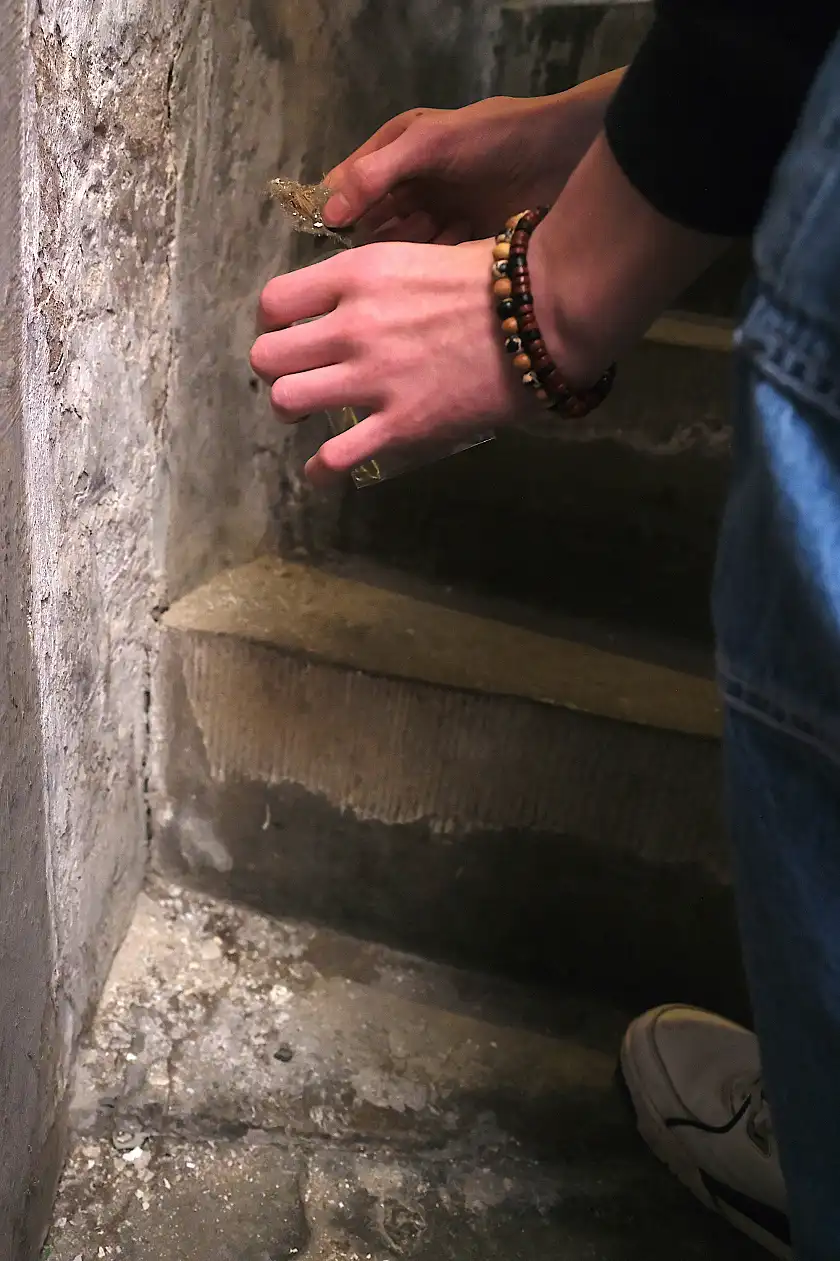 Staubentnahme auf der geheimen Treppe im Alten Rathaus. Foto: Matthias Stauch