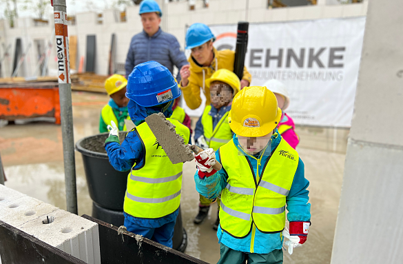 Kinder aus Lesum verfolgten bei der Grundsteinlegung ihrer neuen Kita. Foto: Fabio Cecere, Immobilien Bremen