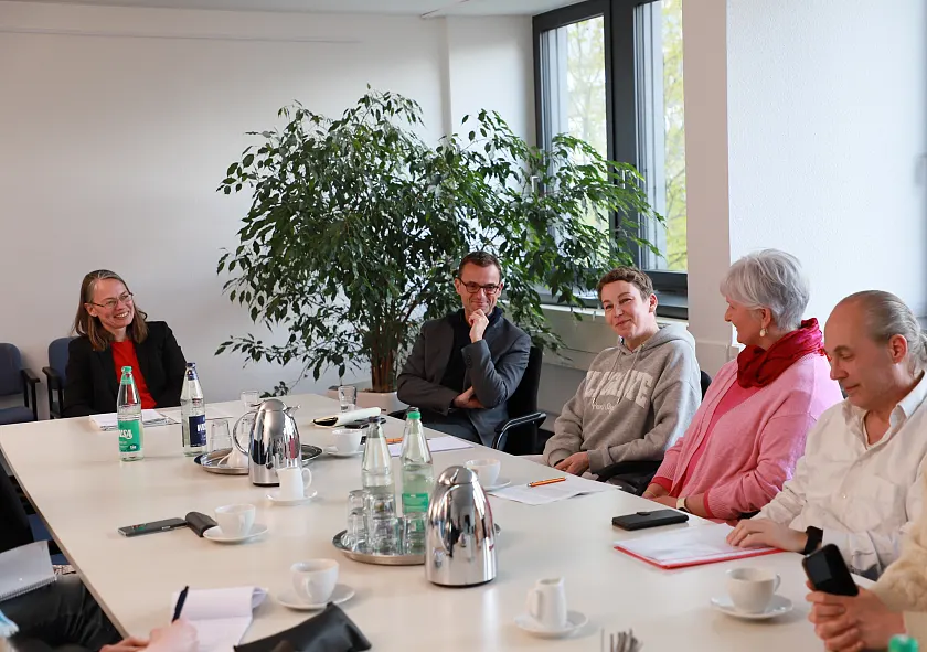 Freuen sich über die Mittel aus dem Startchancenprogramm des Bundes (von links): Bildungssenatorin Sascha Karolin Aulepp, Bremerhavens Stadtrat Michael Frost, Nicole Wind (Schulleiterin der Schule am Ernst-Reuter-Platz, Bremerhaven), Sylvia Rugen (Schulleiterin der Grundschule an der Glockenstraße, Bremen) und Kai Westermann (Schulleiter der OS Lehmhorster Straße, Bremen). Foto: Bildungsressort, Janina Carmesin
