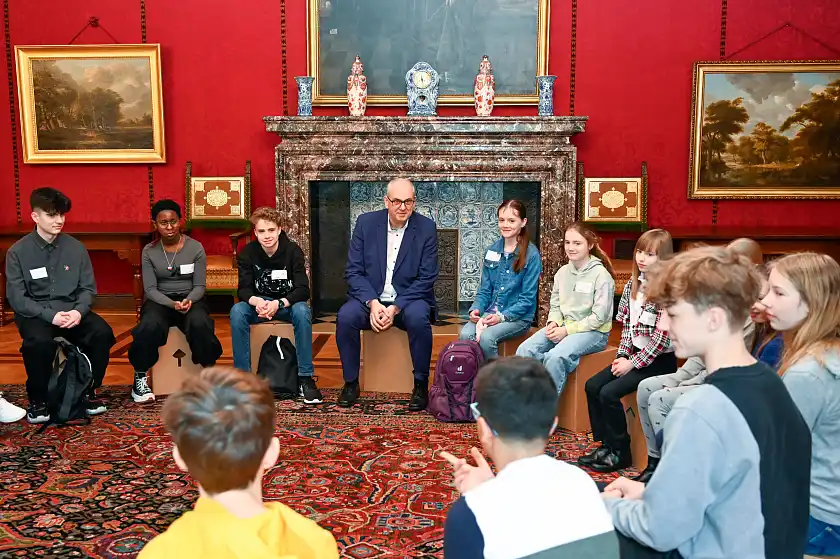 Bürgermeister Andreas Bovenschulte im Gespräch mit den Jugendlichen vom Zukunftstag 2024. Foto: Senatspressestelle