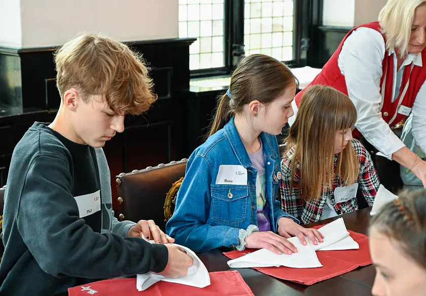 Ganz praktisch: die Kunst des Serviettenfaltens. Foto: Senatspressestelle