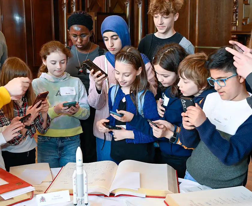 Heiß begehrtes Fotomotiv: das Goldene Buch. Foto: Senatspressestelle